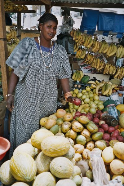 Frische Früchte, Madame, kaufen Sie unsere schönen Bananen!